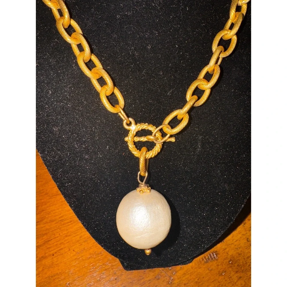Chunky Gold Tone‎ Chain Necklace with Large White Pearl Pendant Toggle Clasp